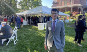 Venezolano obtiene título universitario antes de graduarse de secundaria en EE. UU.