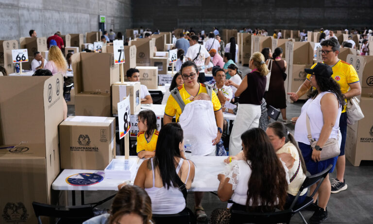 Más de 41 millones de colombianos votan en primera vuelta presidencial