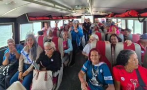 Más de 50 adultos mayores disfrutaron de un alegre recorrido por el Lago