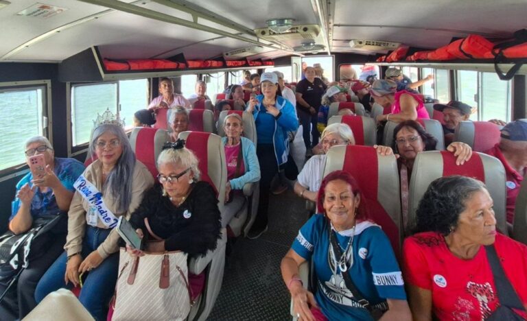 Más de 50 adultos mayores disfrutaron de un alegre recorrido por el Lago
