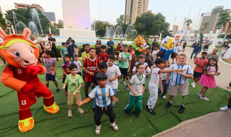 Fanáticos del fútbol participan en promoción del Mundial