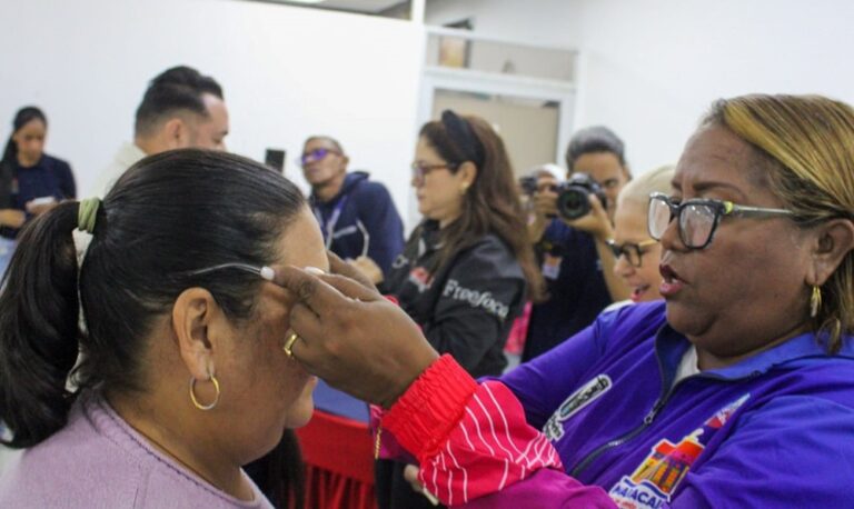 Alcaldía de Maracaibo entrega lentes a 130 trabajadores a través del programa Santa Lucía