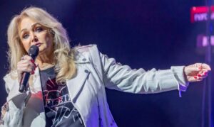 Bonnie Tyler sigue “gravemente enferma, aunque estable”