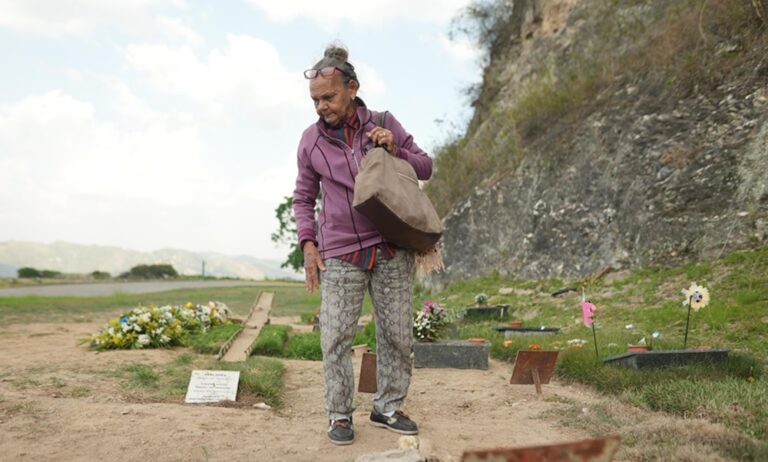 Carmen Teresa Navas visita la fosa donde estaría enterrado su hijo