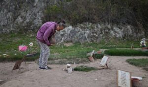 Carmen Teresa Navas reconoce el cadáver de su hijo, Víctor Quero Navas