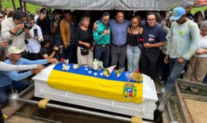 Despiden a Carmen Teresa Navas en emotivo sepelio
