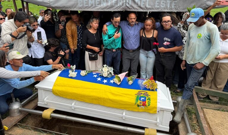 Despiden a Carmen Teresa Navas en emotivo sepelio