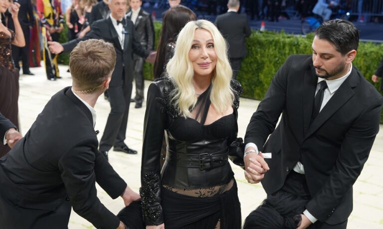 Cher cumple 80 años desafiando el tiempo como gran diva de la cultura pop