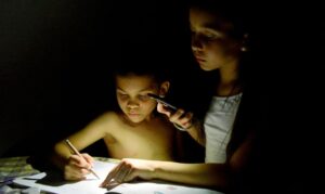 Advierten que constantes cortes de luz afectan la salud mental en los niños