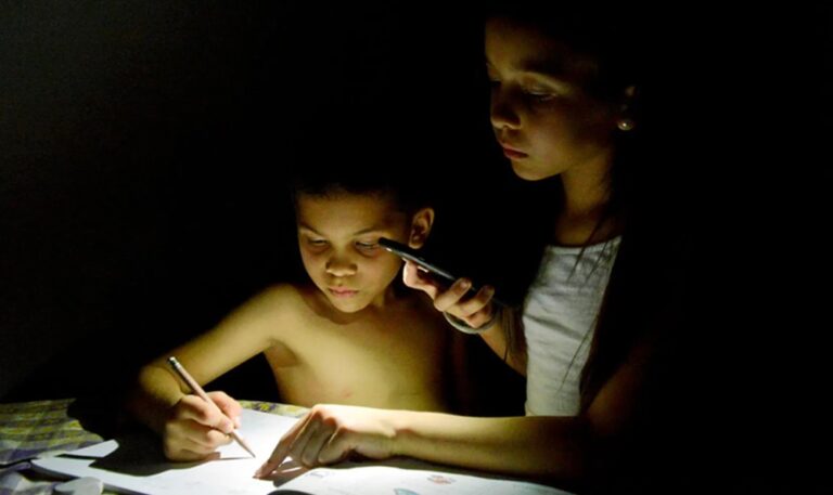 Advierten que constantes cortes de luz afectan la salud mental en los niños
