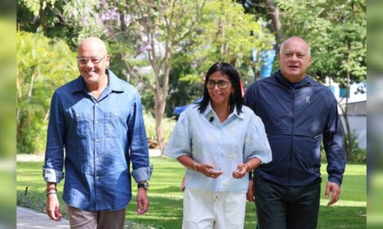 Regresa Delcy Rodríguez tras asistir a La Haya por la disputa con Guyana