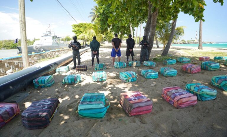 Dominicana decomisa 978 paquetes de cocaína y captura a 3 venezolanos