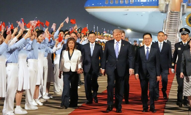 Trump llega a Pekín para su segunda visita a China desde 2017