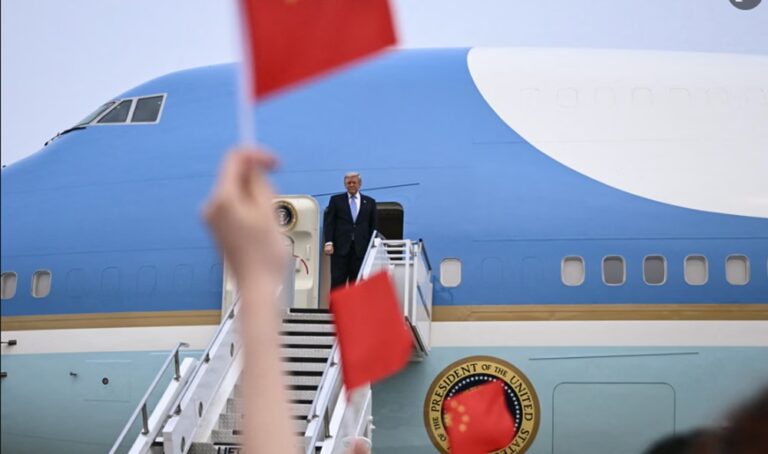 Trump abandona Pekín tras concluir su visita de Estado a China
