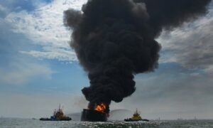 EE. UU. dispara y bloquea dos petroleros iraníes en el golfo de Omán