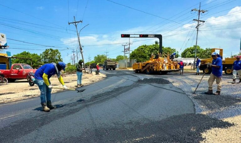 Gobernador encabeza jornada de asfaltado, servicios públicos y salud en Valmore Rodríguez