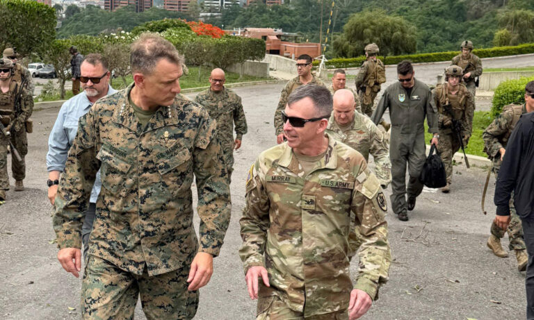Jefe del Comando Sur de EE. UU. visita Caracas y supervisa ejercicio militar en la embajada