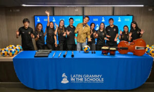 Silvestre Dangond dona instrumentos a escuelas de Colombia