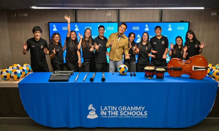 Silvestre Dangond dona instrumentos a escuelas de Colombia