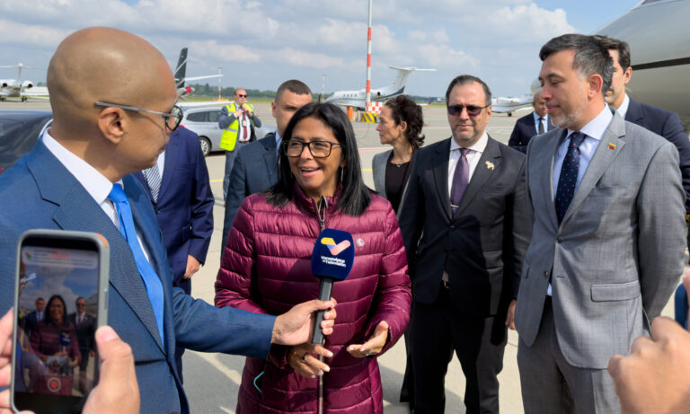 Delcy Rodríguez llega a La Haya para defender reclamo de Venezuela sobre el Esequibo