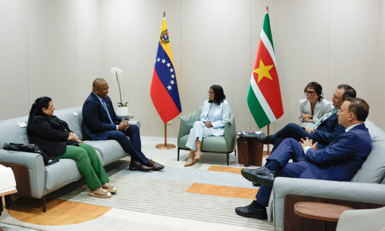 Delcy Rodríguez y canciller de Surinam revisan agenda de cooperación estratégica