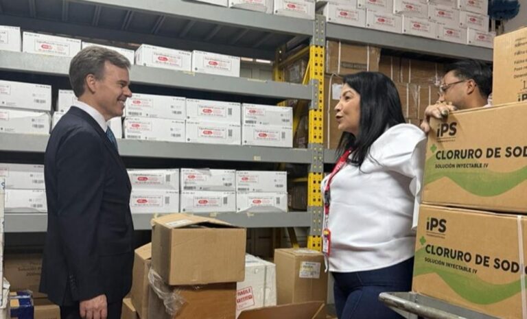 John Barrett verifica entrega de medicamentos donados por EE. UU.