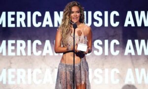 Karol G triunfa con premios a la Excelencia Artística y Mejor álbum latino en los AMAs