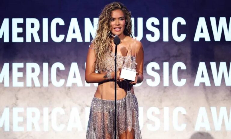 Karol G triunfa con premios a la Excelencia Artística y Mejor álbum latino en los AMAs
