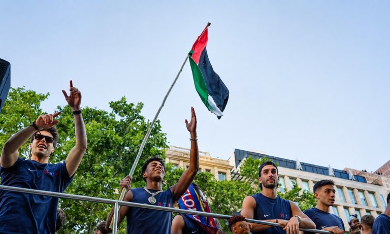 Lamine Yamal ondea la bandera de Palestina en la celebración del Barça
