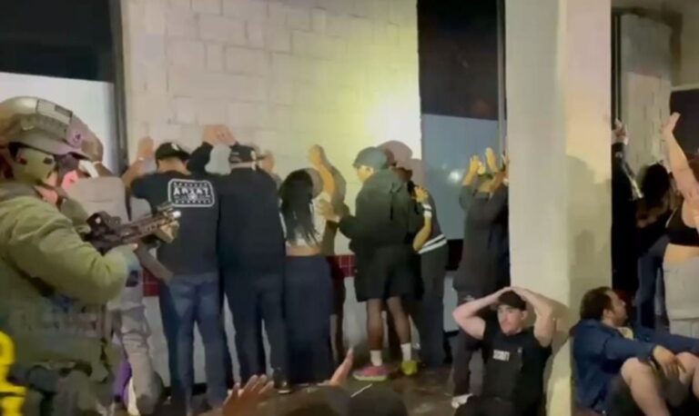 Venezolanos demandan al gobierno de EE. UU. por redada: exigen $5 millones