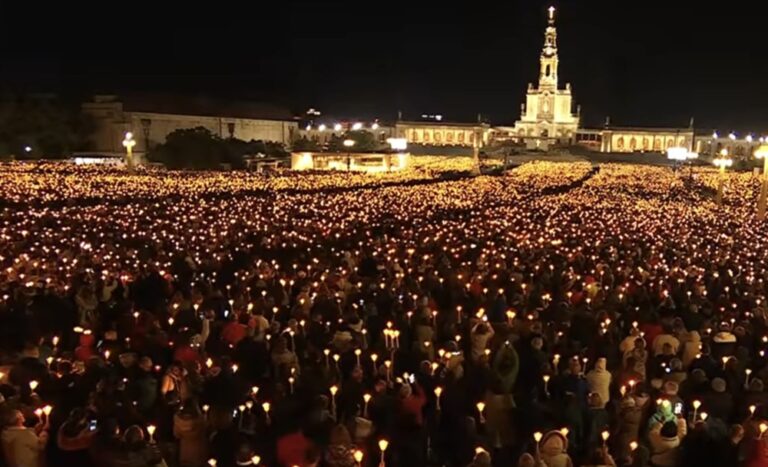Multitudinaria peregrinación ilumina Portugal en víspera de la fiesta de Nuestra Señora de Fátima