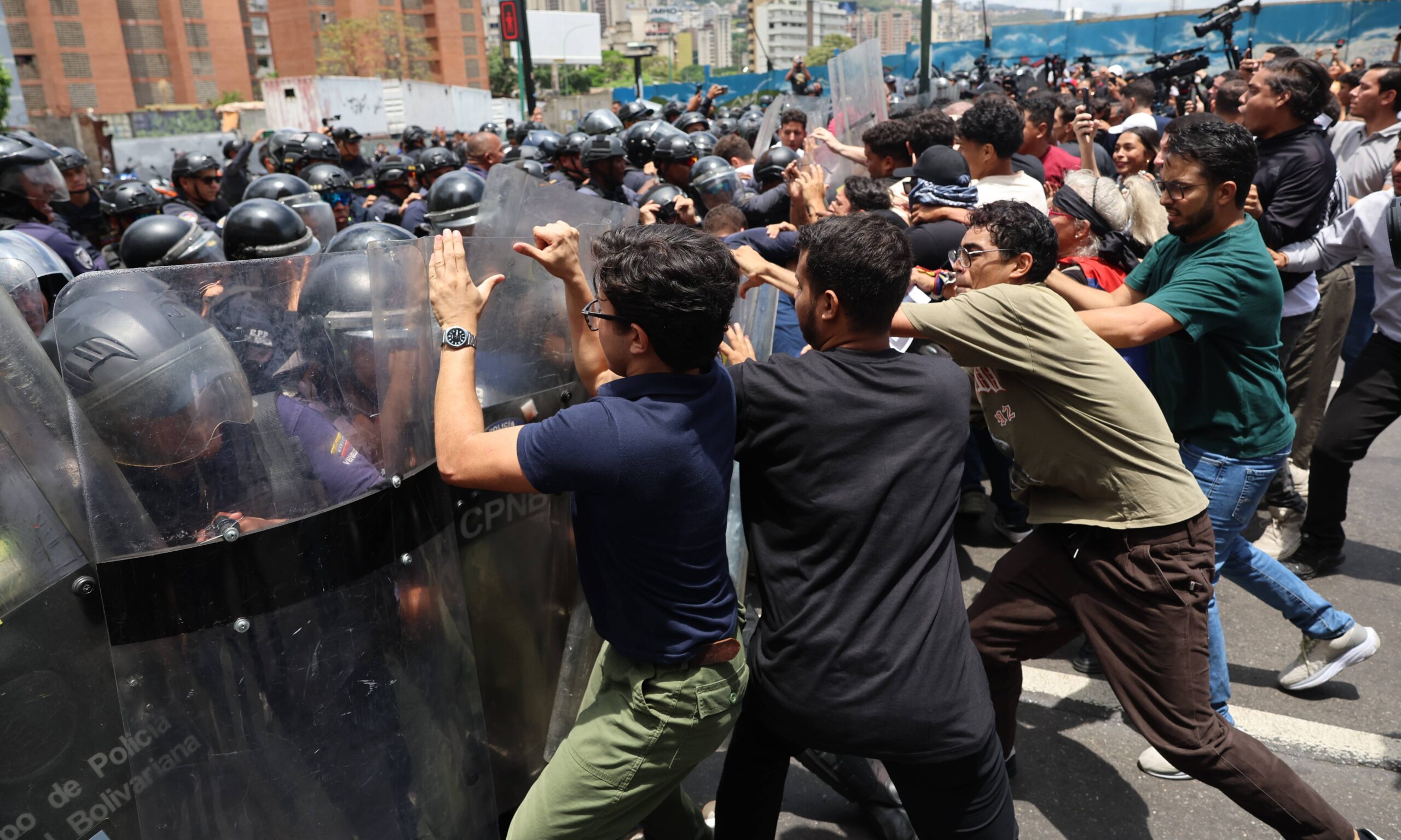 PNB y estudiantes se enfrentan en protesta en Caracas por muerte de Carmen Teresa Navas