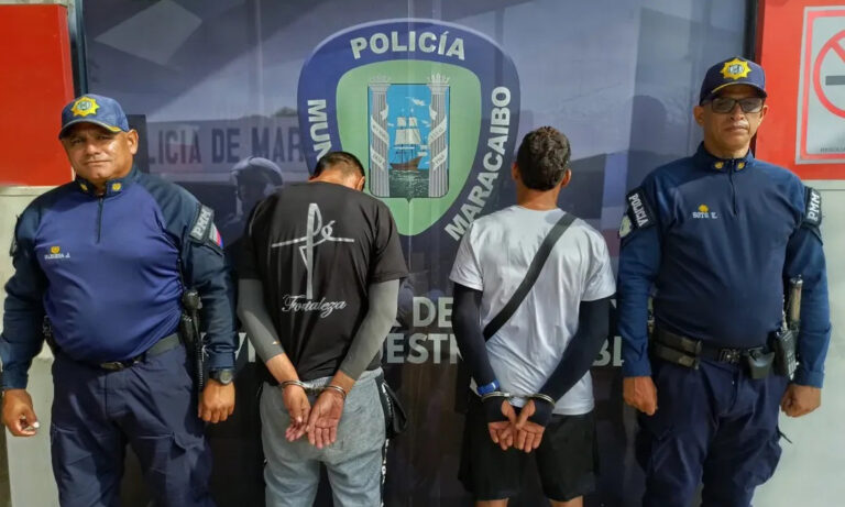 Detienen a dos sujetos por intentar robar en un bus de 5 de Julio