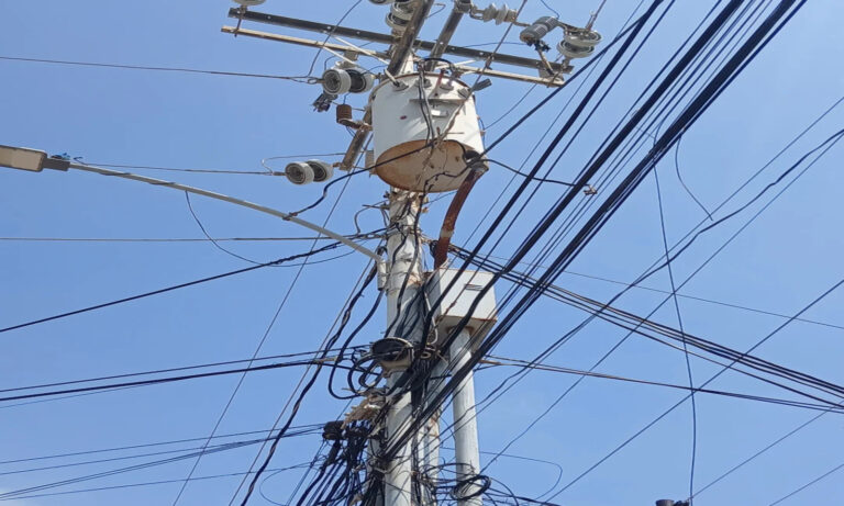 En Monte Claro suman 8 días sin luz por explosión de transformador
