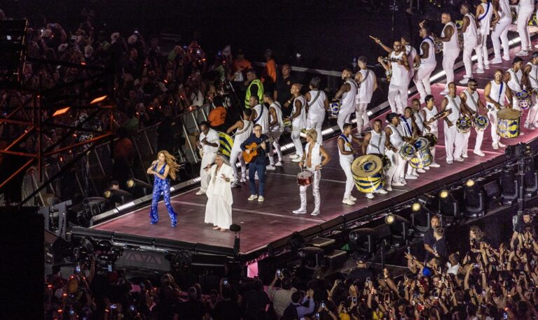 Shakira define como “inolvidable y escalofriante” su multitudinario concierto en Río