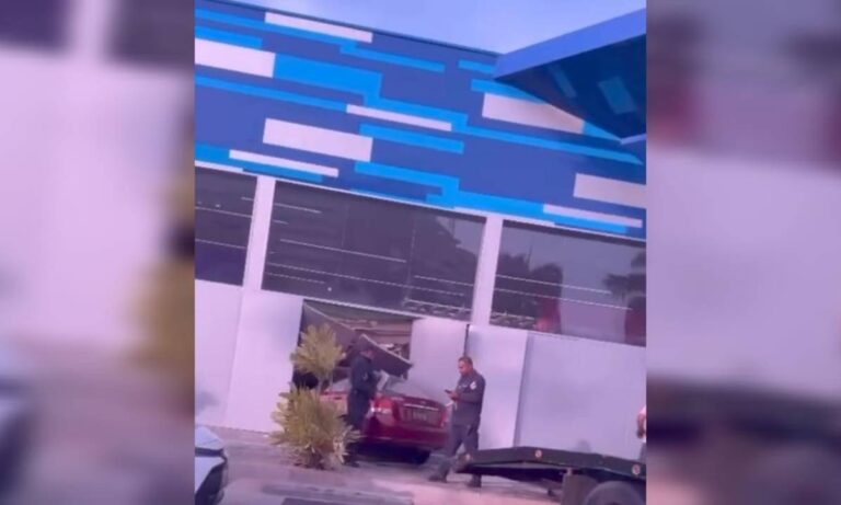 Carro impacta contra fachada de Farmatodo de El Milagro