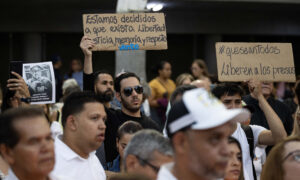 Ciudadanos en Caracas honran en vigilia a Carmen Teresa Navas