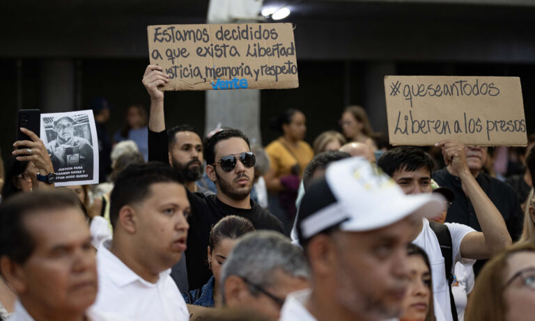 Ciudadanos en Caracas honran en vigilia a Carmen Teresa Navas