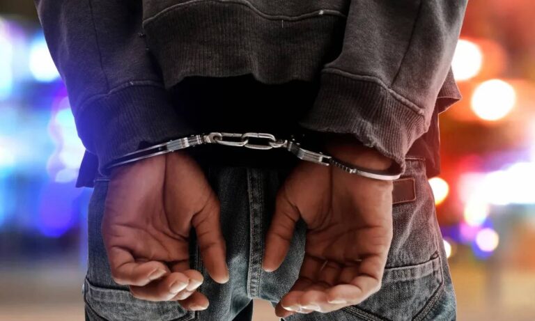 Ve a un joven asesinado en el piso y se roba su moto