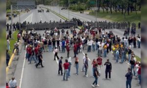 Estudiantes exigen libertad para los presos políticos en la Francisco Fajardo rodeados de piquetes policiales