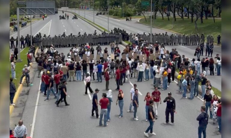 Estudiantes exigen libertad para los presos políticos en la Francisco Fajardo rodeados de piquetes policiales