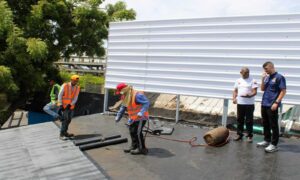 Impermeabilizan techo de la fachada del Mercado Santa Rosalía