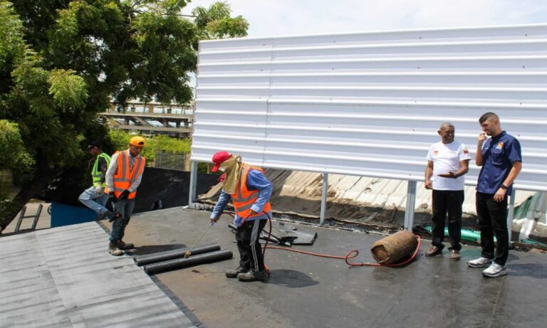 Impermeabilizan techo de la fachada del Mercado Santa Rosalía