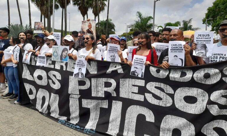 Realizan marcha silenciosa en Caracas para exigir justicia por presos muertos bajo custodia