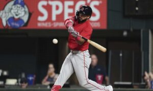 Wilyer Abreu lidera entre los venezolanos con más hits en la temporada