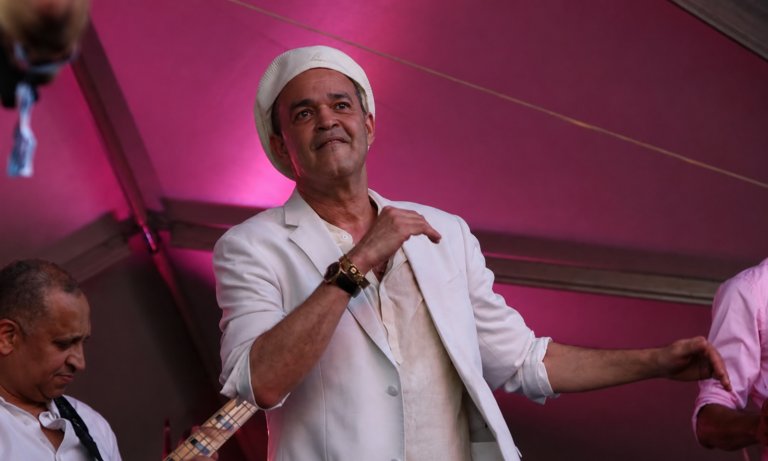 Fallece a los 62 años el merenguero dominicano Alex Bueno