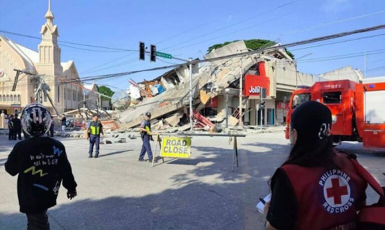 Sismo en Filipinas deja al menos 19 muertos, 12 desaparecidos y 130 heridos