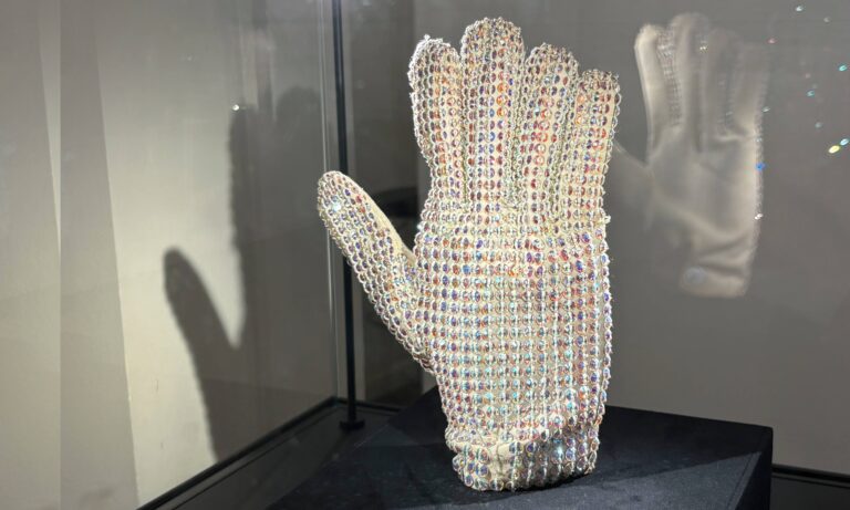 Subastan en París por €113.737 un guante que Michael Jackson llevó en 1988