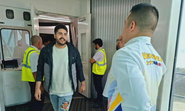 Más de 360 venezolanos regresan al país en vuelos desde México y EE. UU.