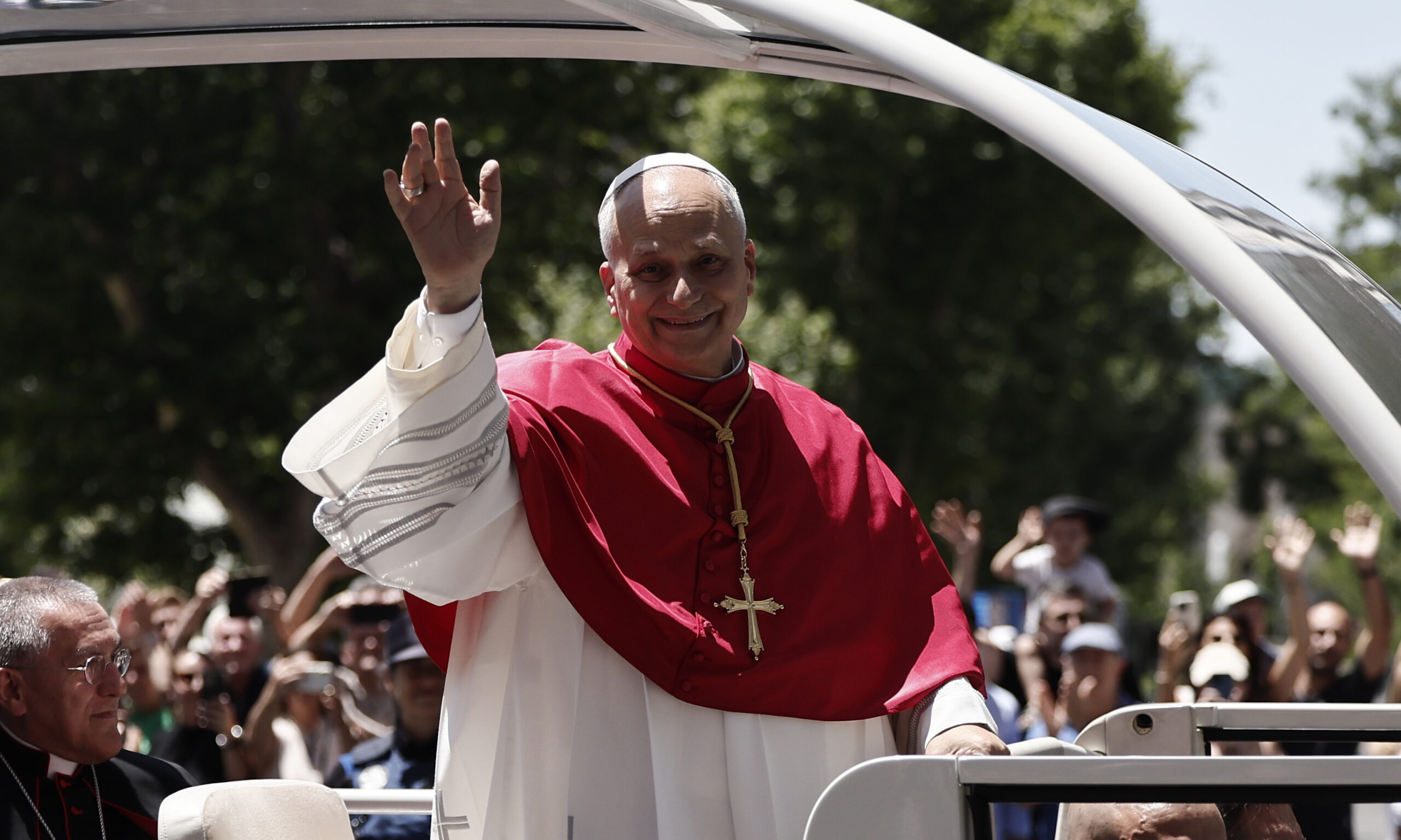 Miles de fieles salen a las calles de Madrid para recibir al papa León XIV